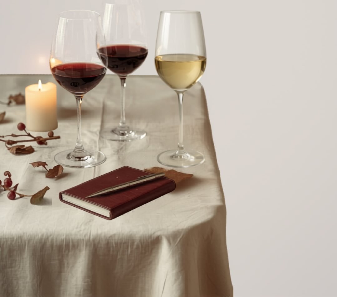 Verres de vin et bougie sur une table dressée